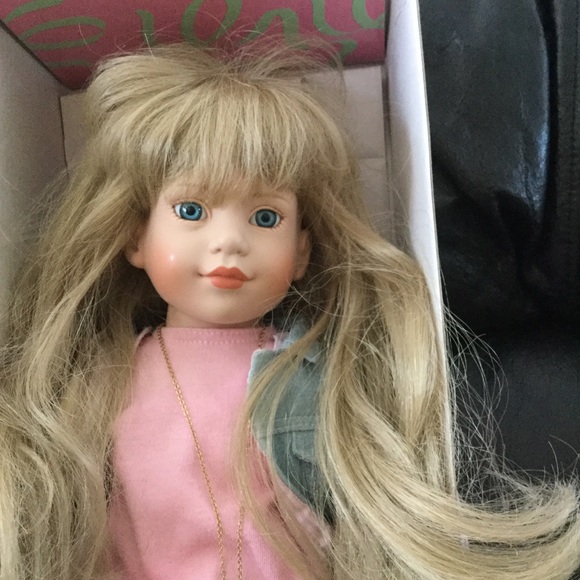 ⚜️  MAGIC ATTIC ALISON DOLL w 🗝 & BOOK 📚 1996 - Picture 3 of 16